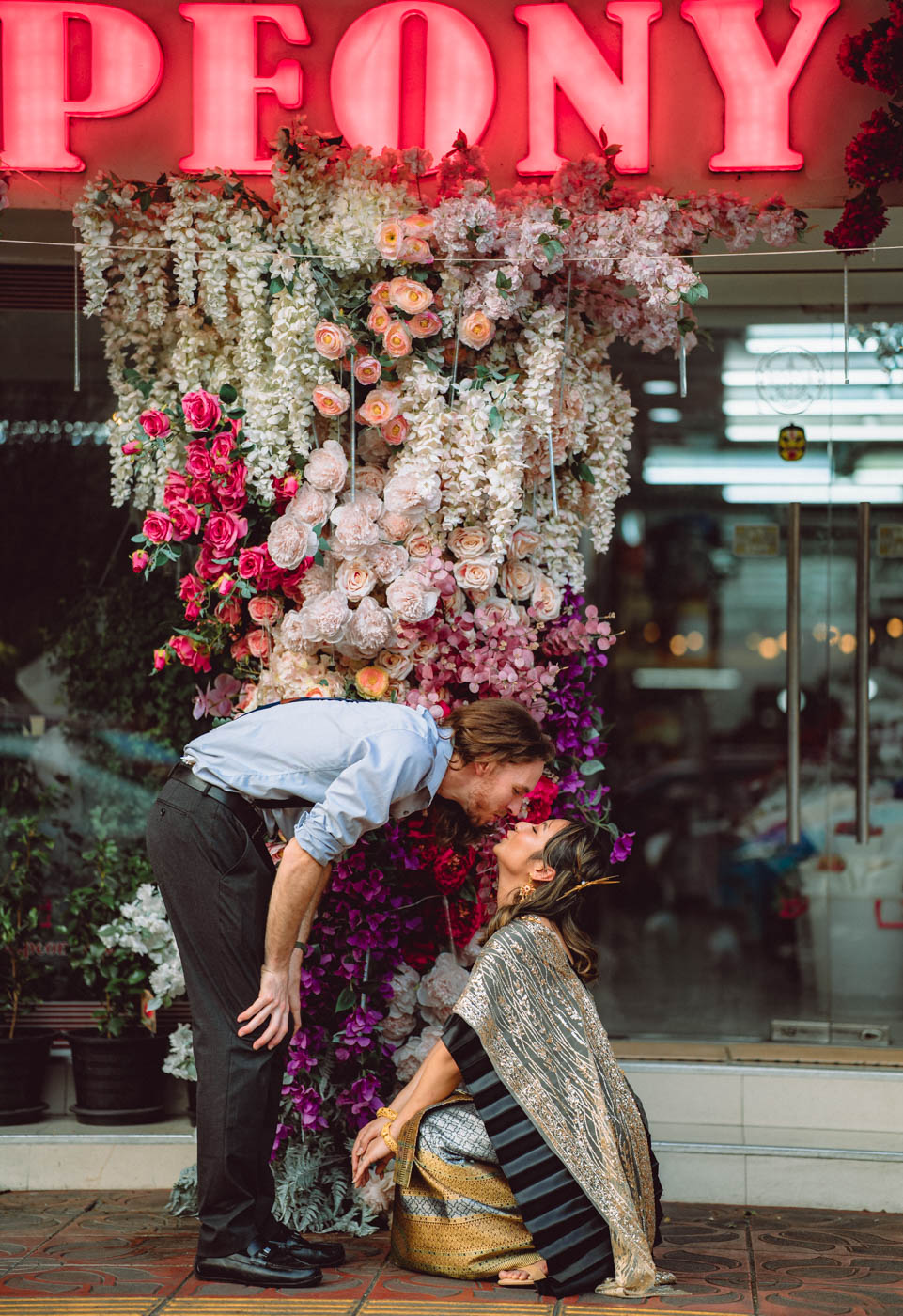 Pak Khlong Talat flower market couple photography