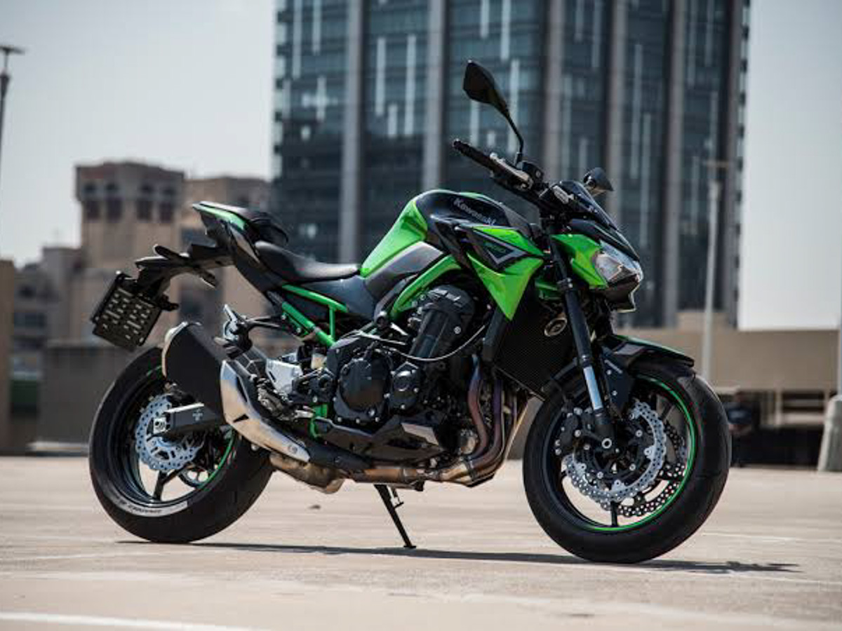Kawasaki Z900 black green