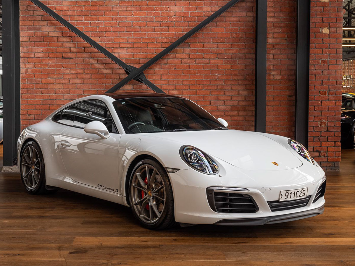 Porsche 911 Carrera 991.2 white