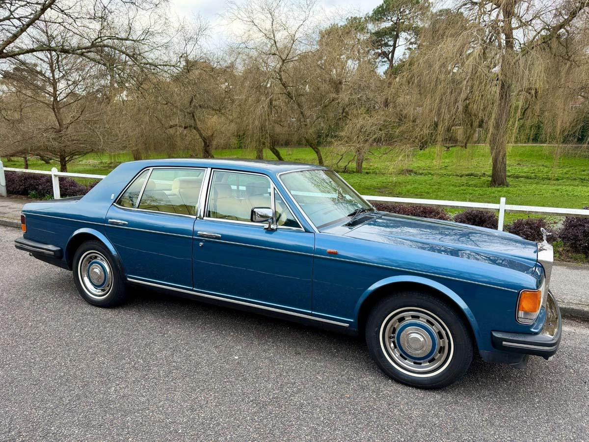 Rolls-Royce Silver Spirit dark blue