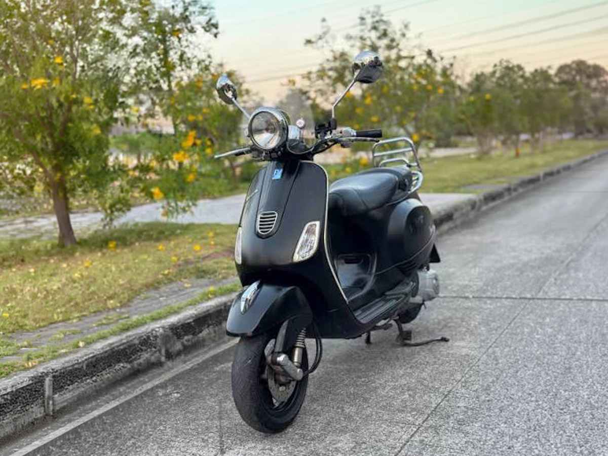 Vespa LXV 150cc Calimero Limited Edition black